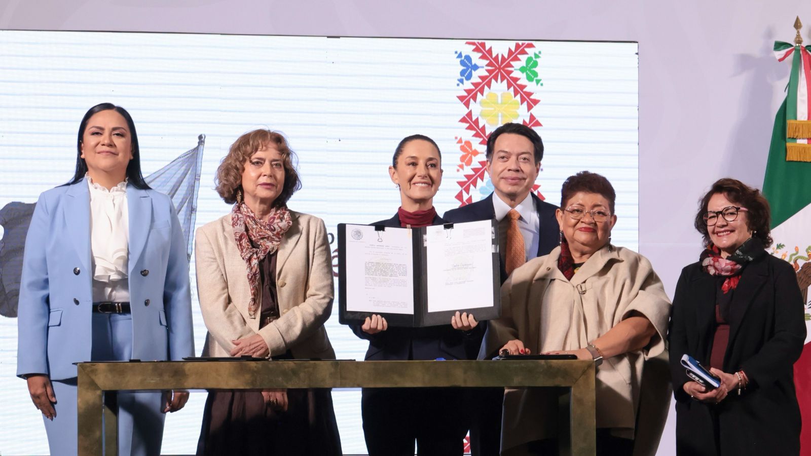 CREAN LA UNIVERSIDAD NACIONAL ROSARIO CASTELLANOS