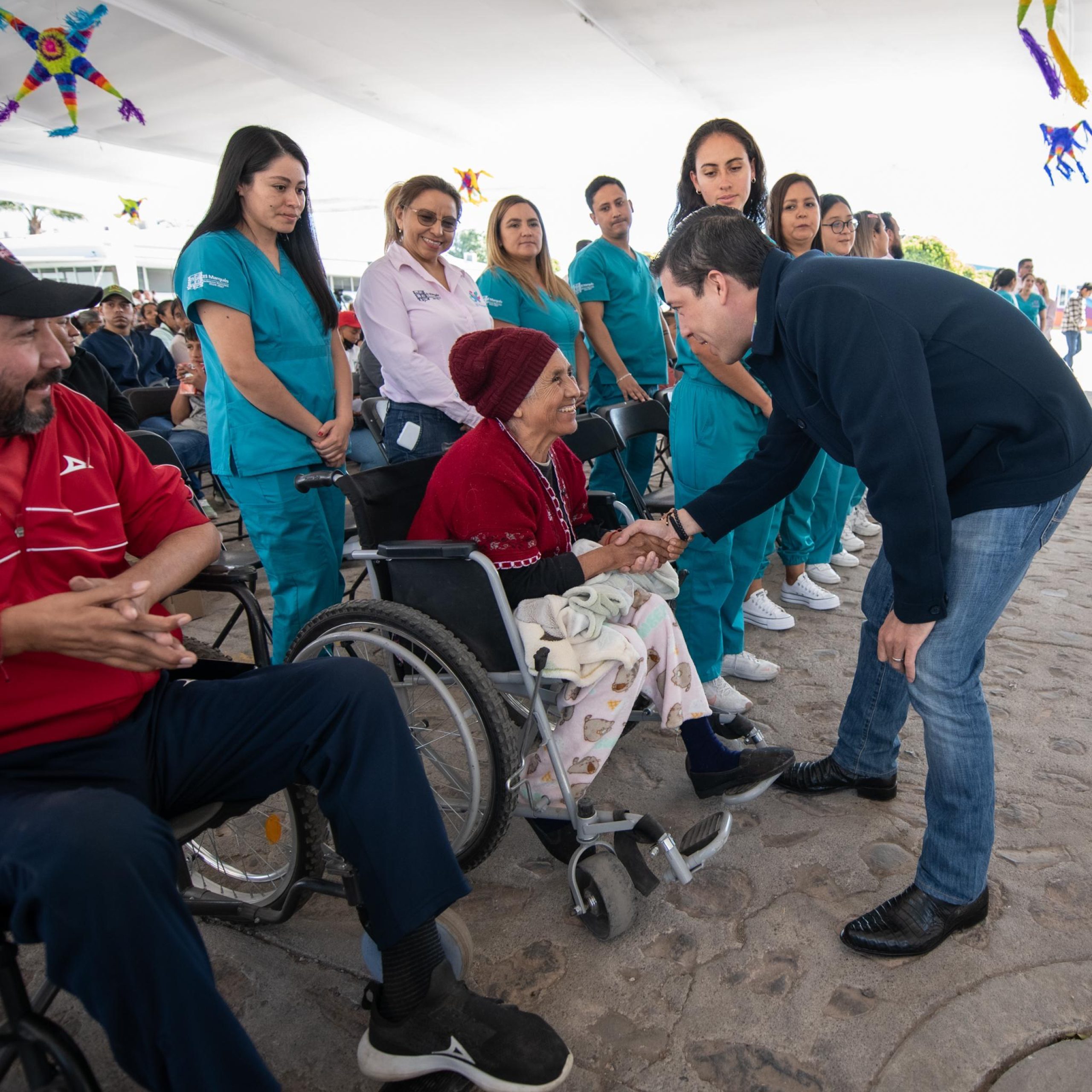 Rodrigo Monsalvo entrega aparatos ortopédicos y rehabilitación del CIR perteneciente al DIF