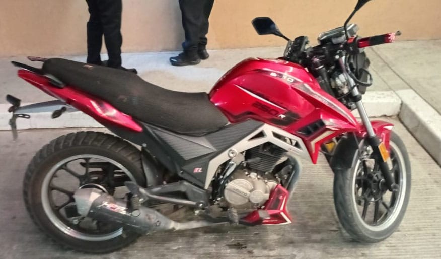 Policías municipales detienen a una mujer por robar una motocicleta