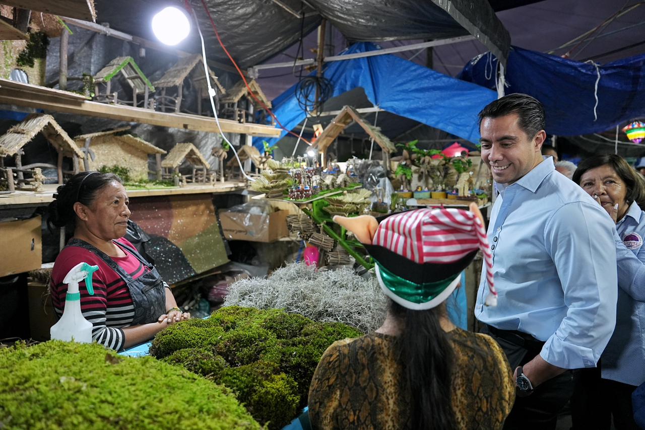 Reinaugura Felifer Macías el Tianguis Navideño de La Cruz