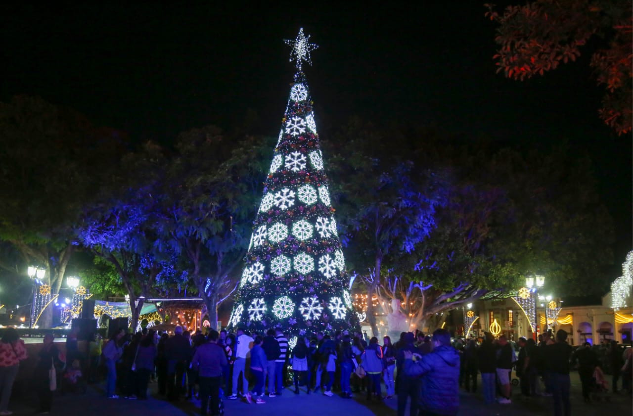 Encabezan autoridades de Corregidora el Tradicional Árbol de Navidad