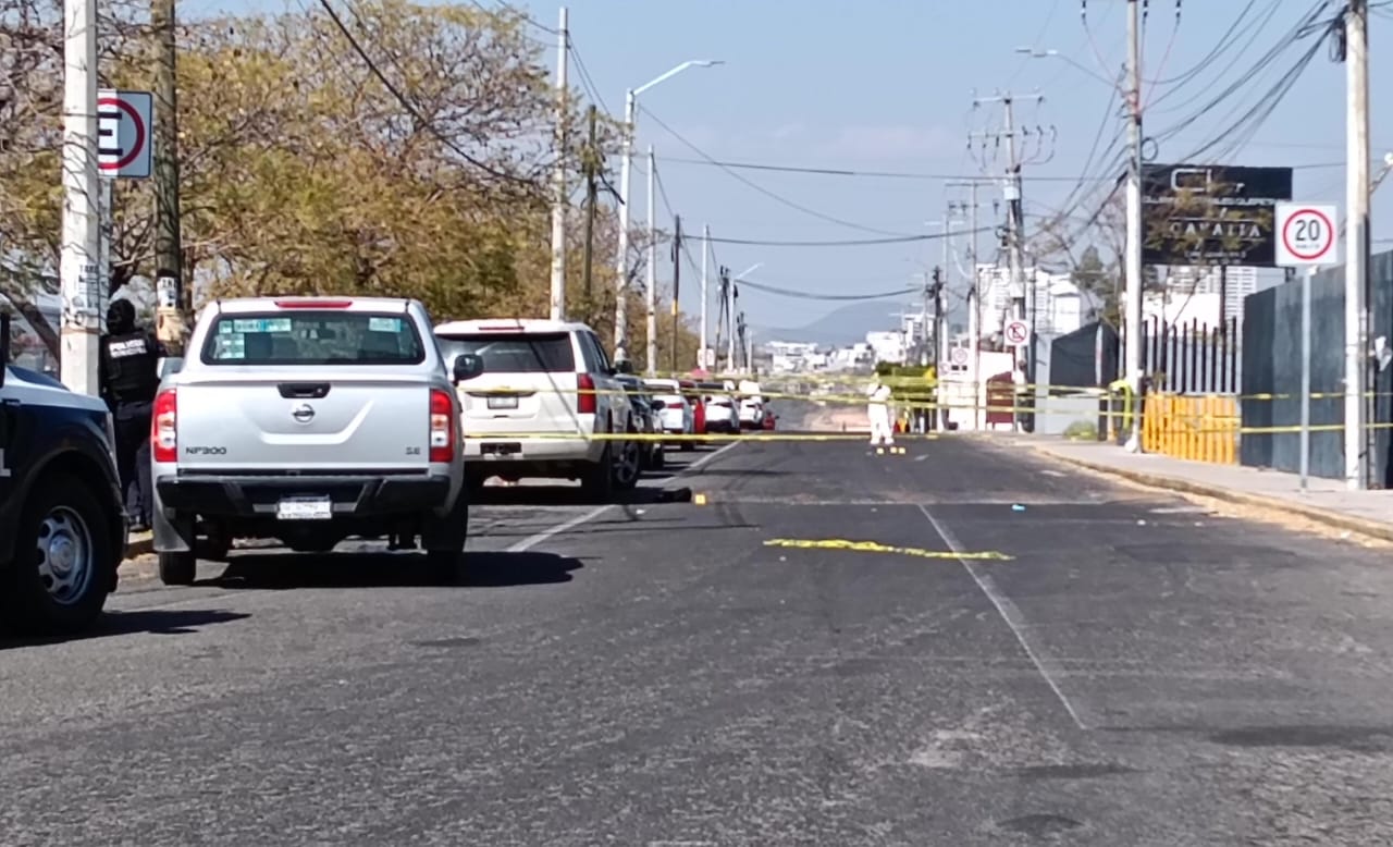 Policía dispara contras sujeto armado con un cuchillo