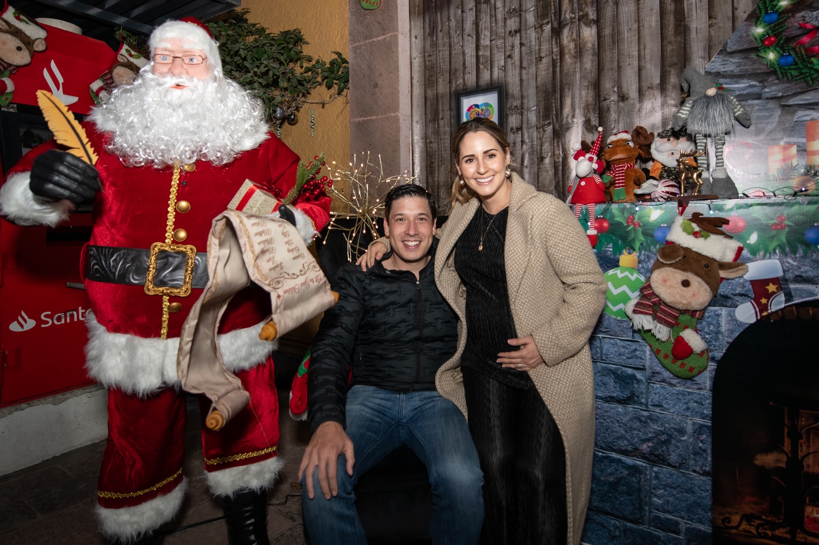 Rodrigo Monsalvo enciende el árbol navideño en La Cañada