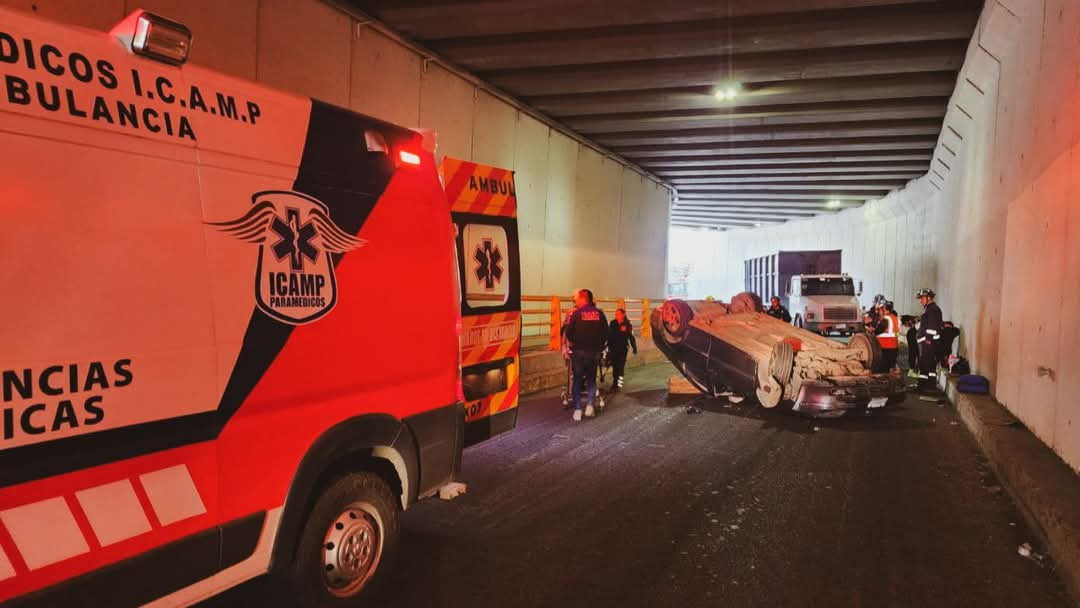 Un lesionado y cuantiosos daños materiales dejó una volcadura