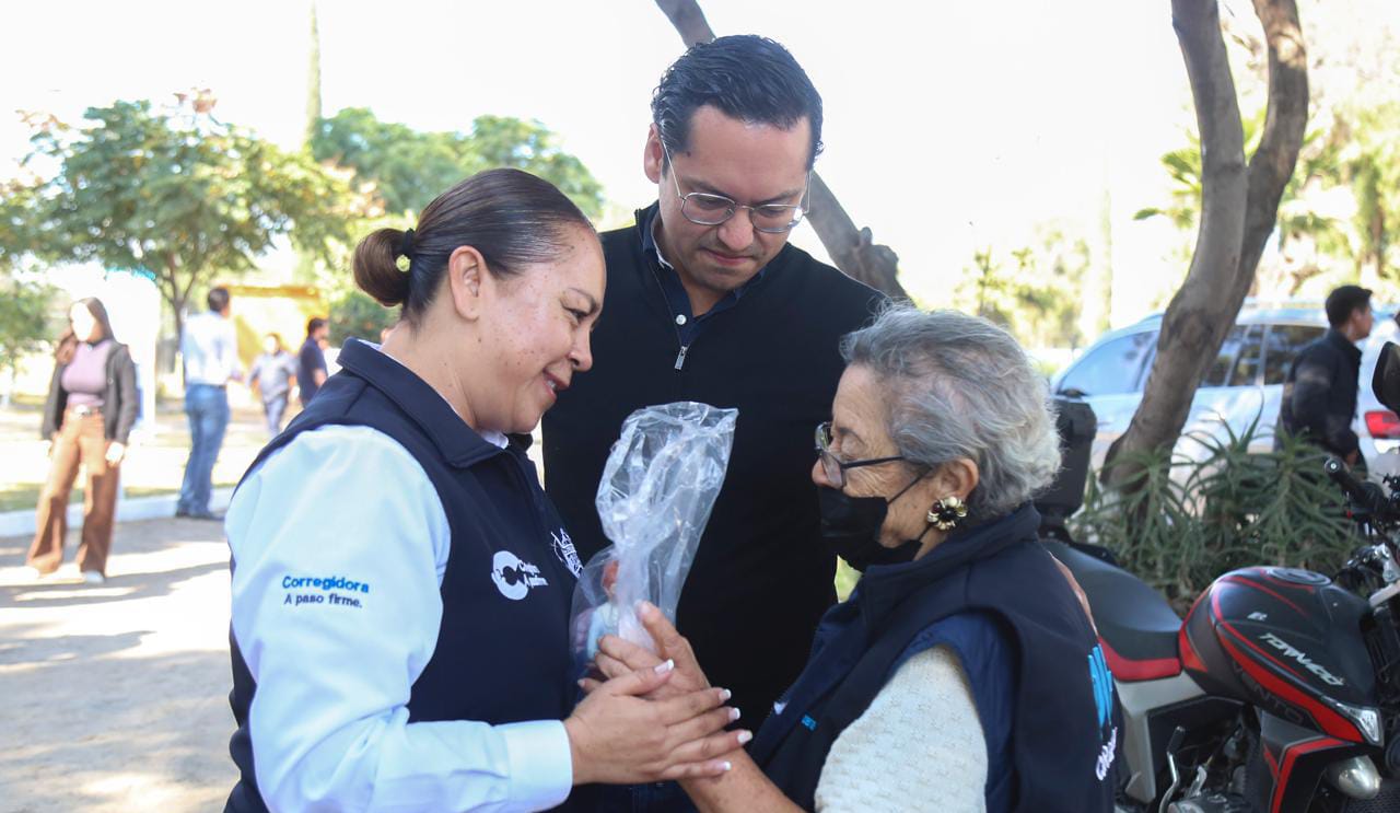 Chepe Guerrero y Gaby Trápala entregan chalecos y cobijas para adultos mayores