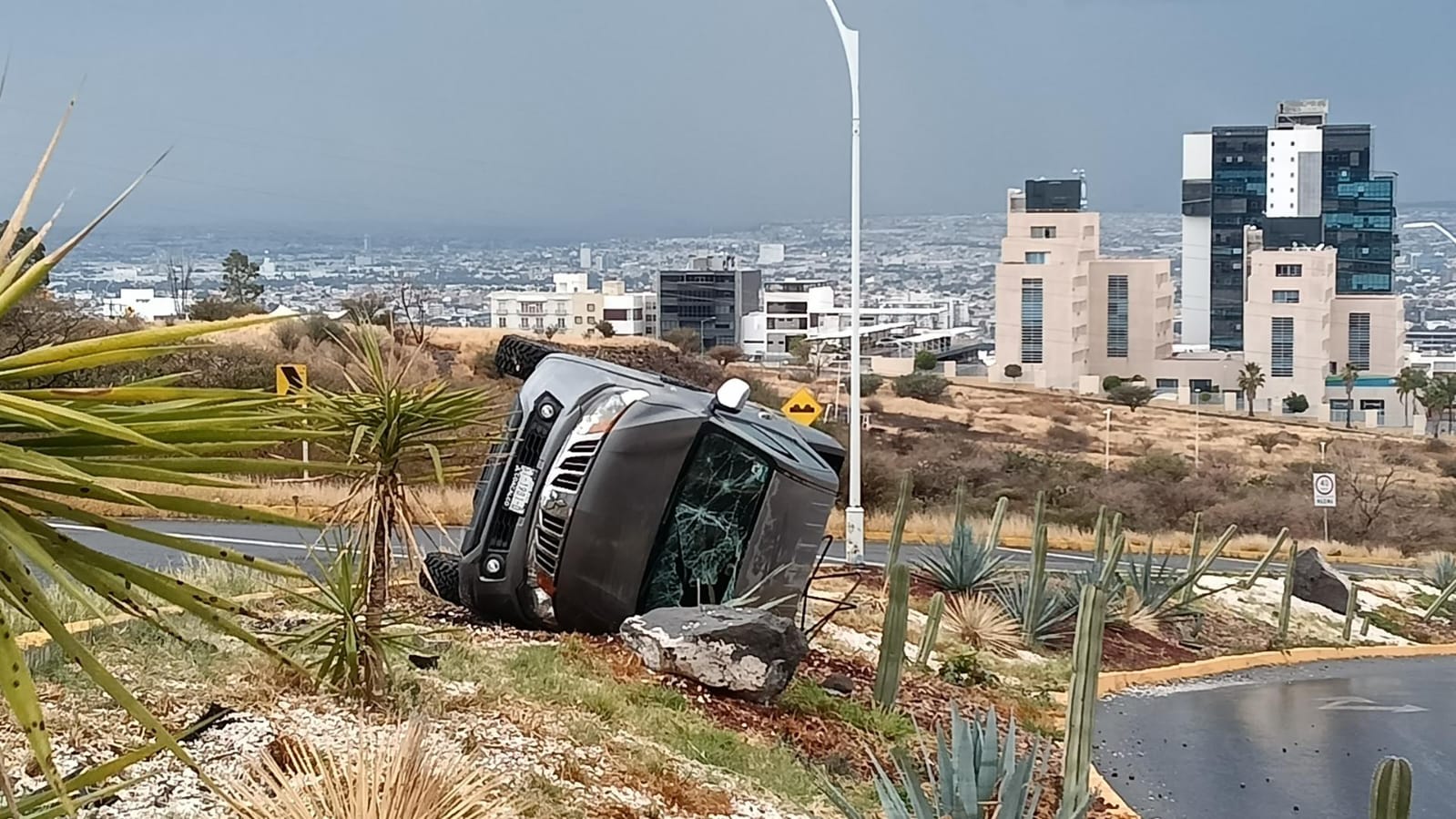 Vuelca camioneta en la carretera a Huimilpan