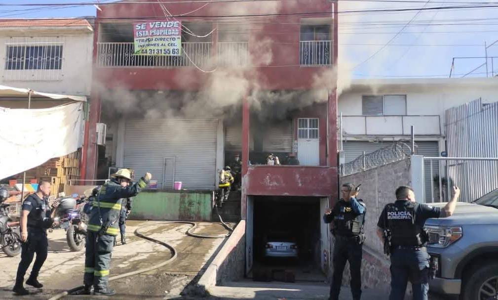 Muere persona durante un incendio en una bodega en la Central de Abastos