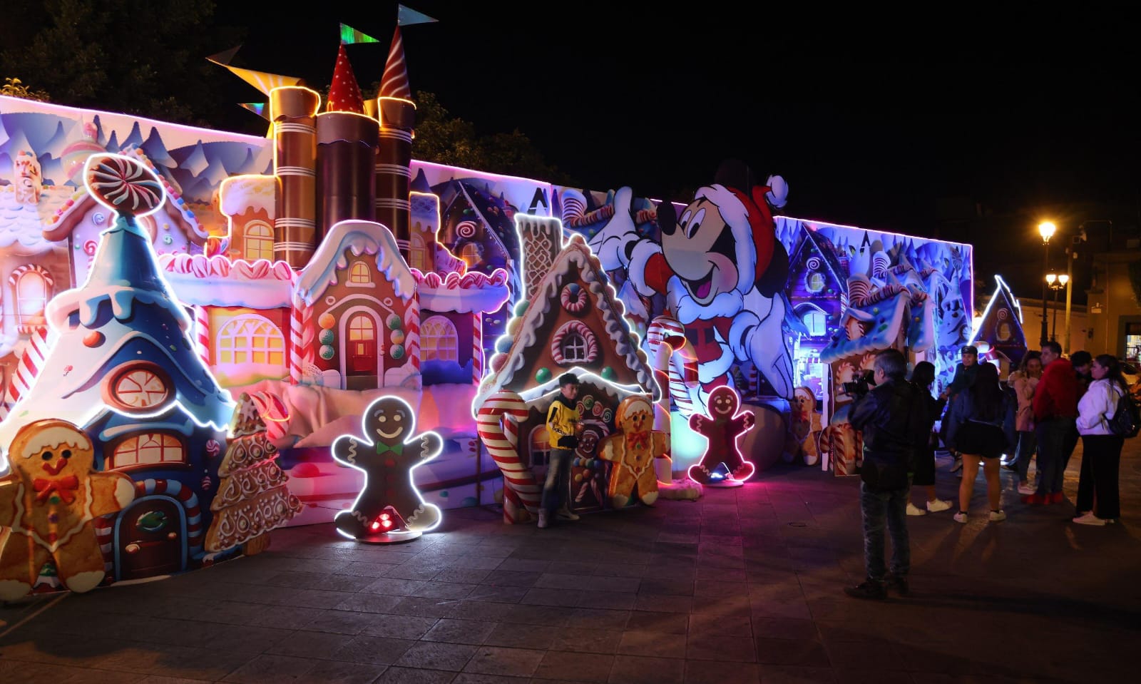 Espectáculos infantiles se presentan en la Villa Navideña del SEDIF