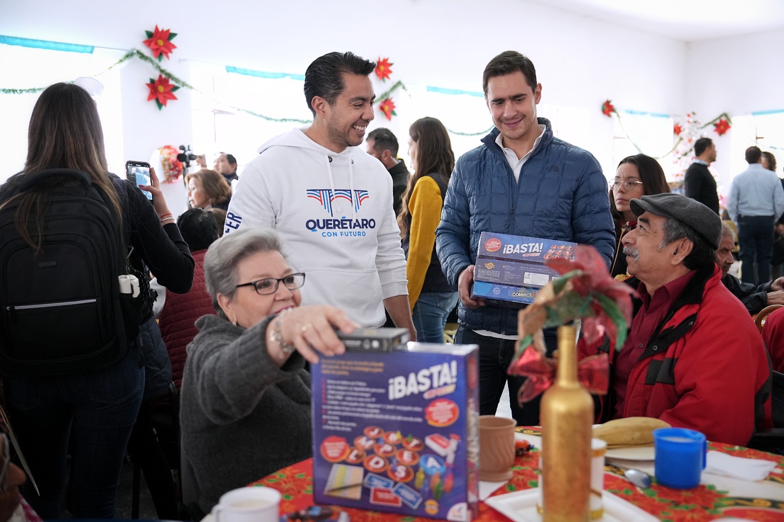 Celebra Felifer Macías el Día de Reyes con adultos mayores