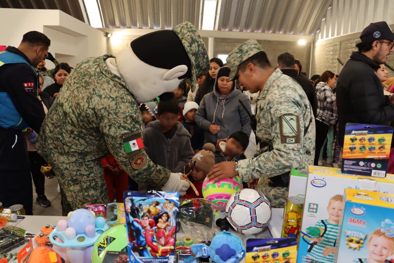 Lleva SMDIF con Bomberos e IP magia de los Reyes Magos a niños de La Estacada en Santa Rosa Jáuregui