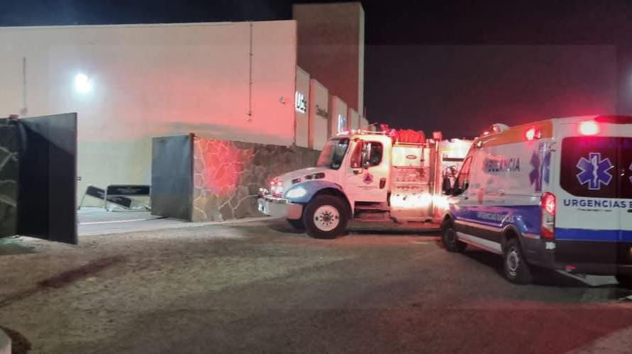 Muere una persona en incendio en la Plaza Outlet