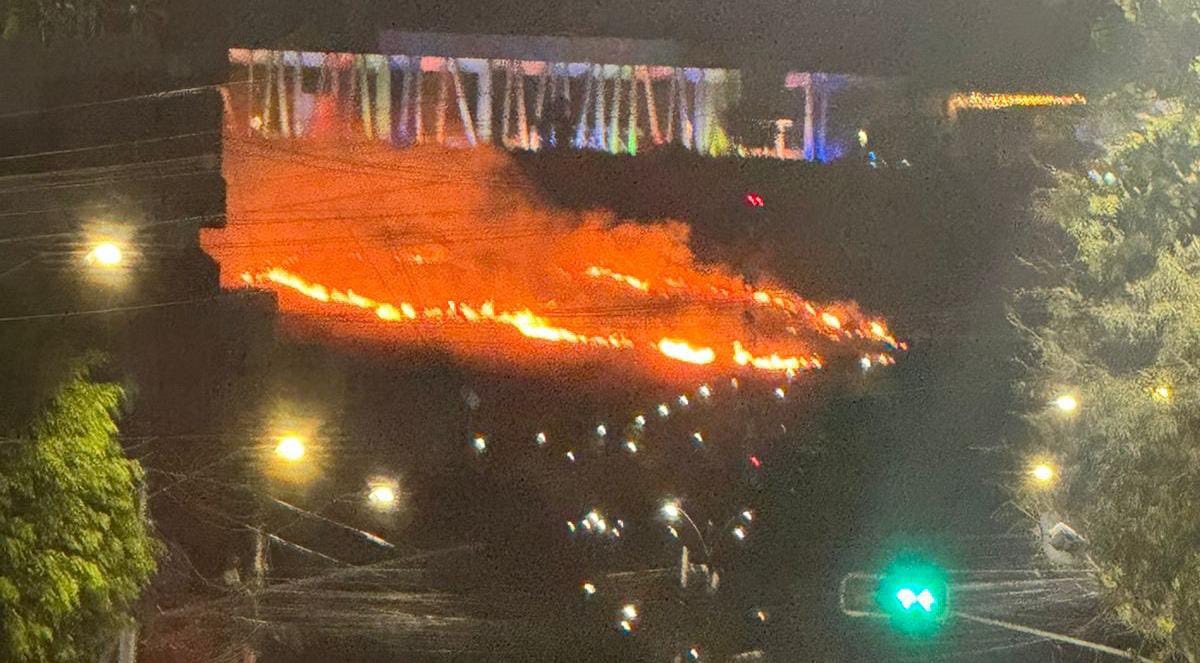 Incendio consumió vegetación en dos hectáreas cercanas al Centro de Congresos