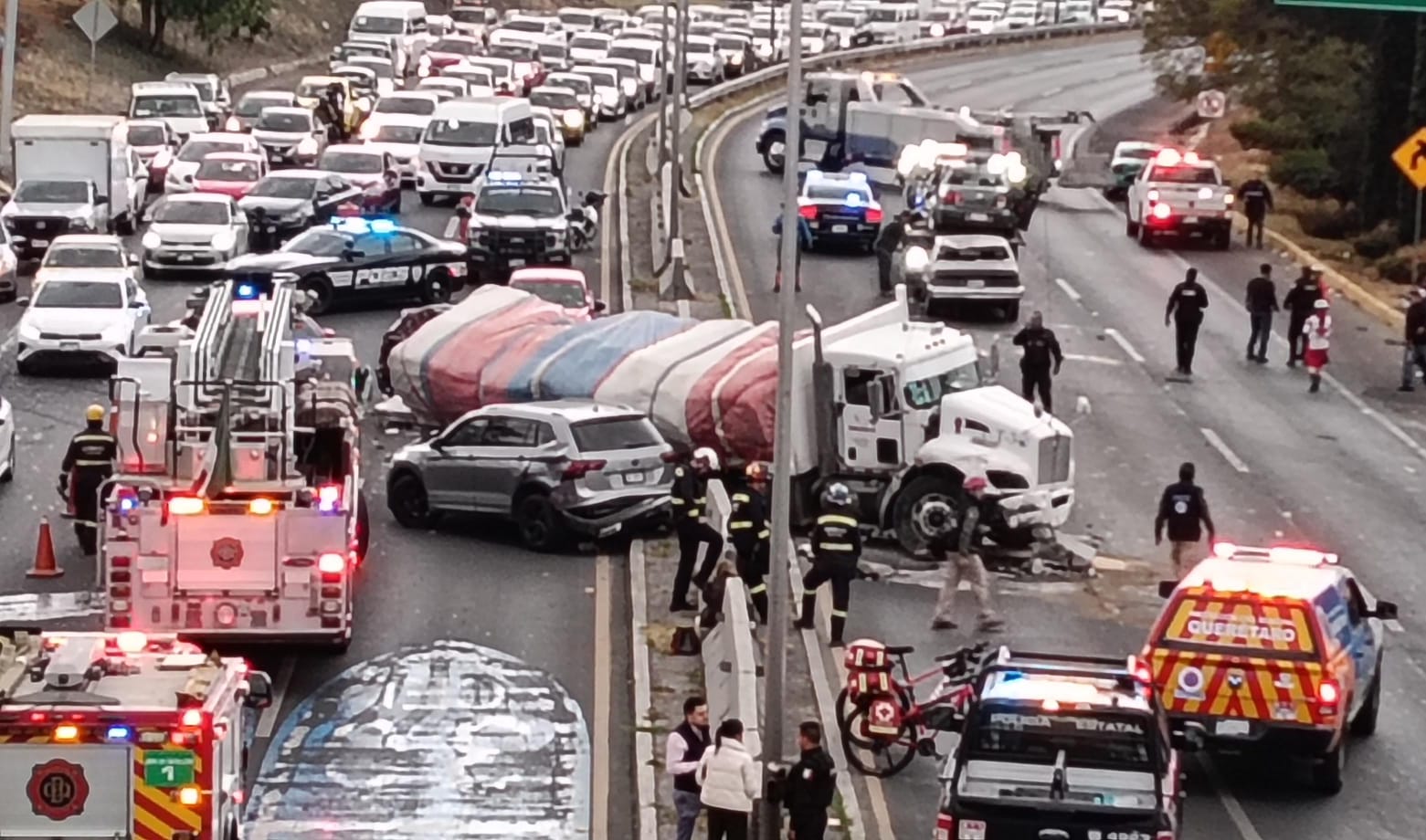 Camión se quedó sin frenos y causó accidente y caos vial en Bernardo Quintana