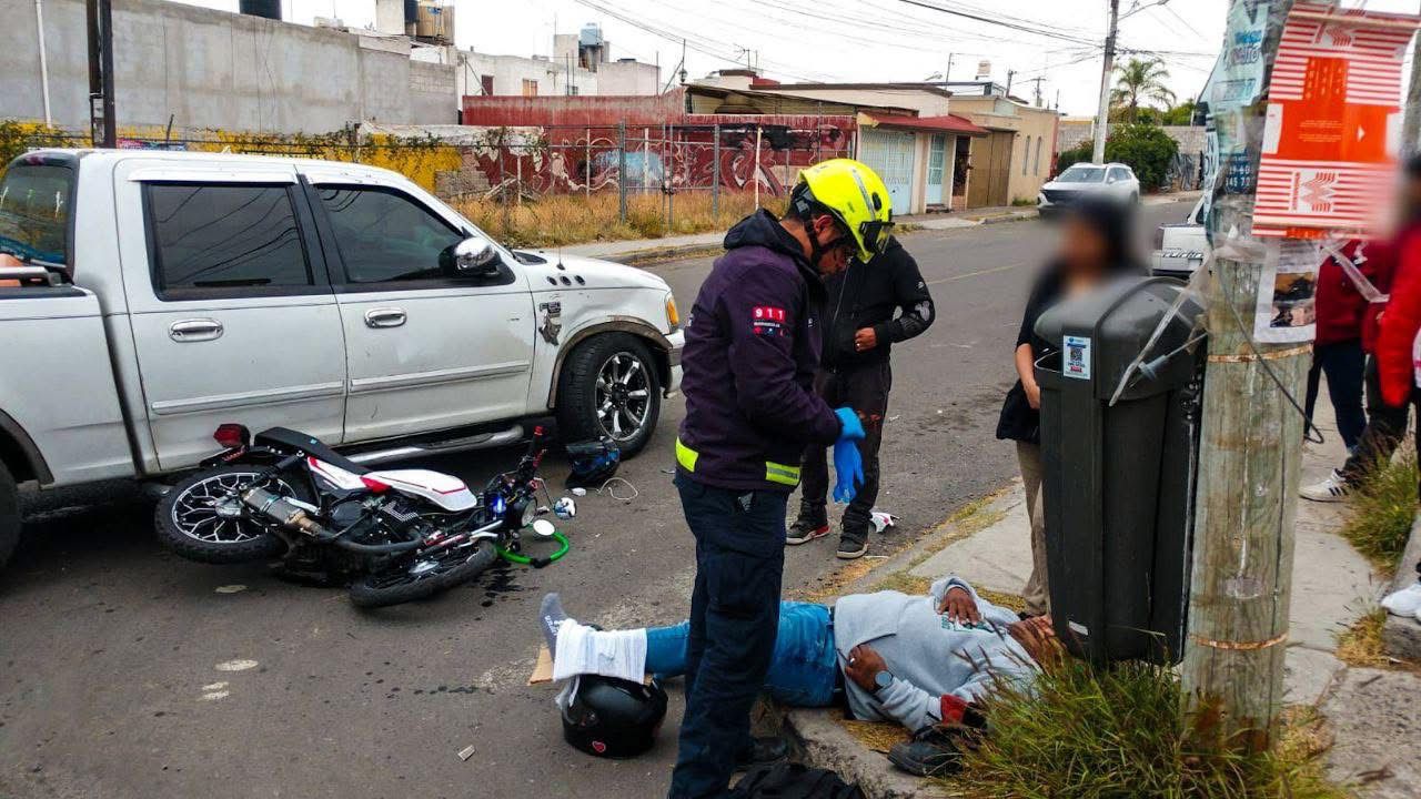 Aparatoso choque deja dos motociclistas lesionados en la colonia La Loma