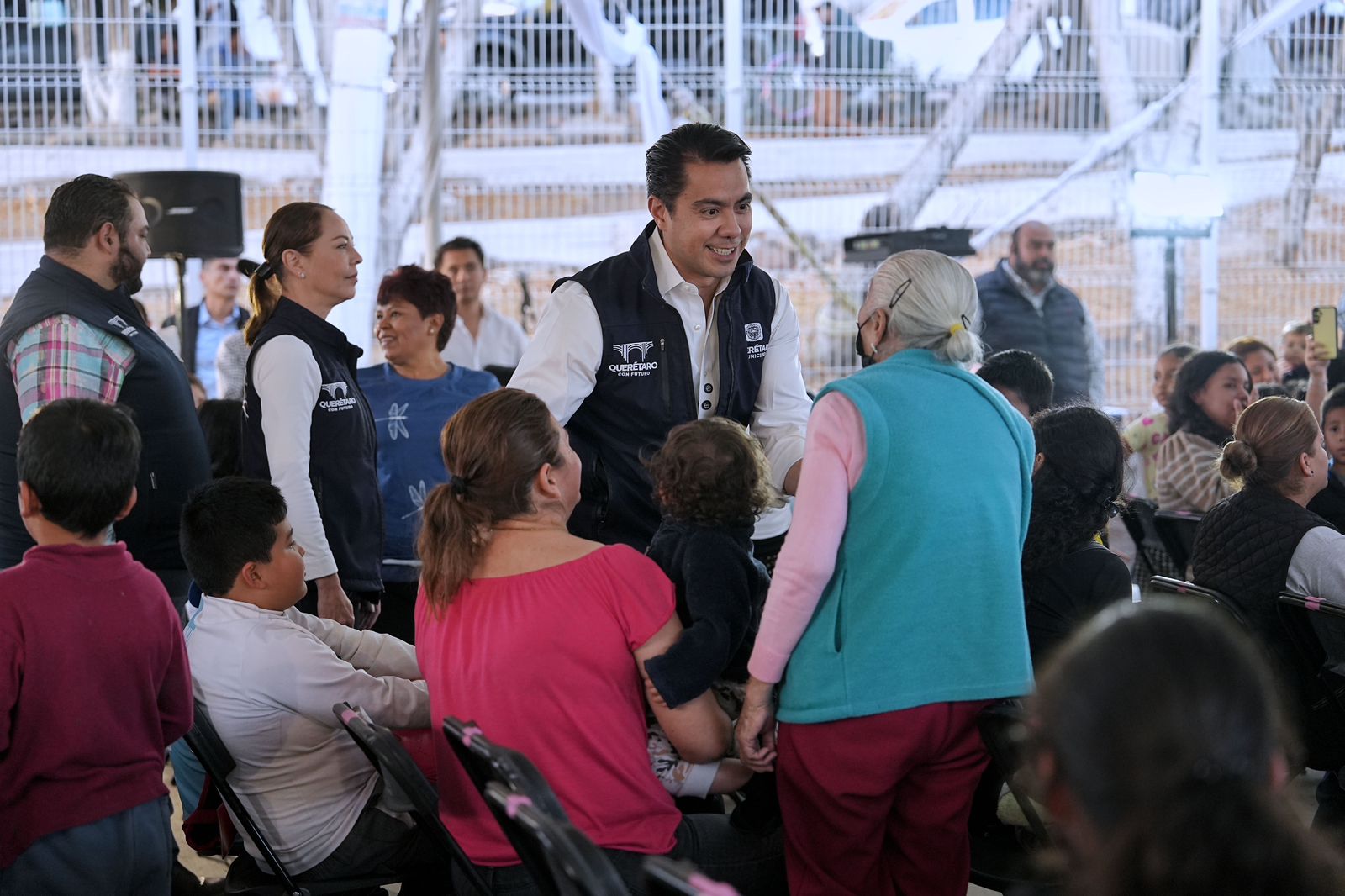 Felifer Macías celebró el día de Reyes en la Colonia Puertas del Cielo