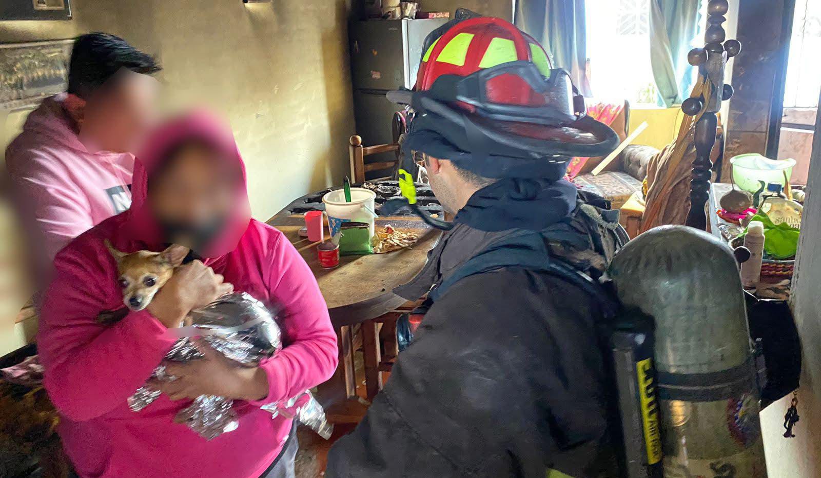 Rescatan a dos personas y 5 perritos de incendio en un departamento en El Tintero