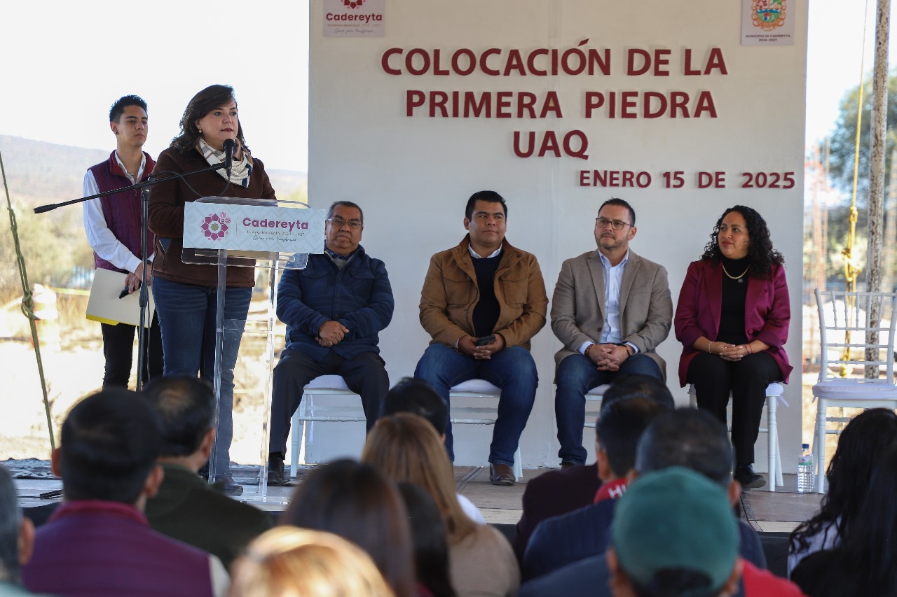 Colocan UAQ y municipio de Cadereyta la primera piedra de la Escuela de Bachilleres