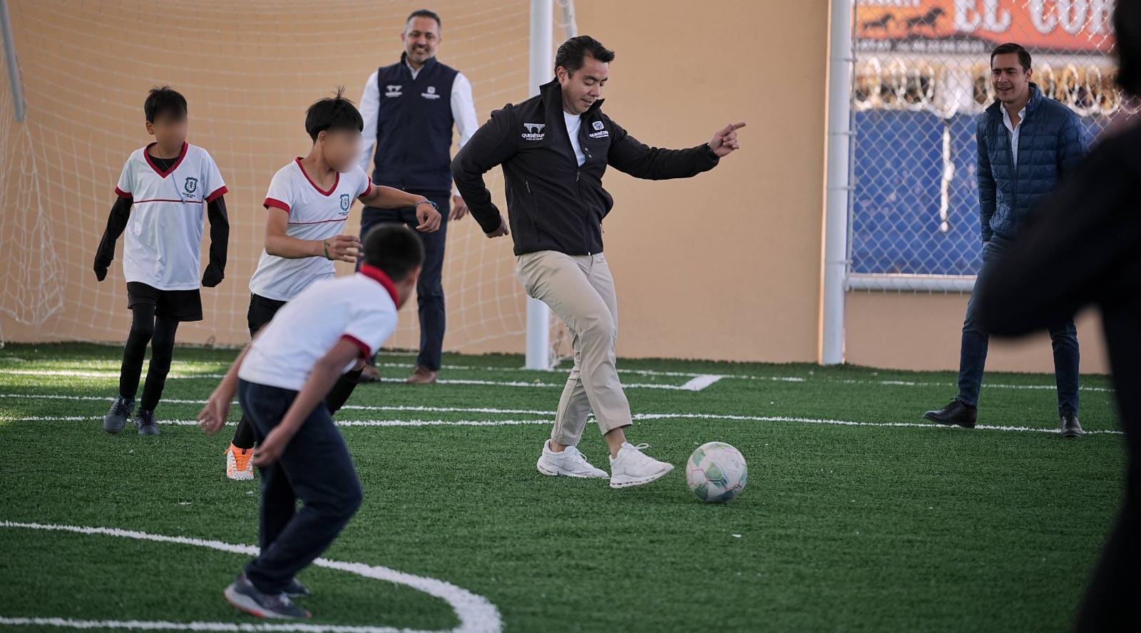 Entrega Felifer nueva cancha y techado en primaria de Santa Rosa Jáuregui