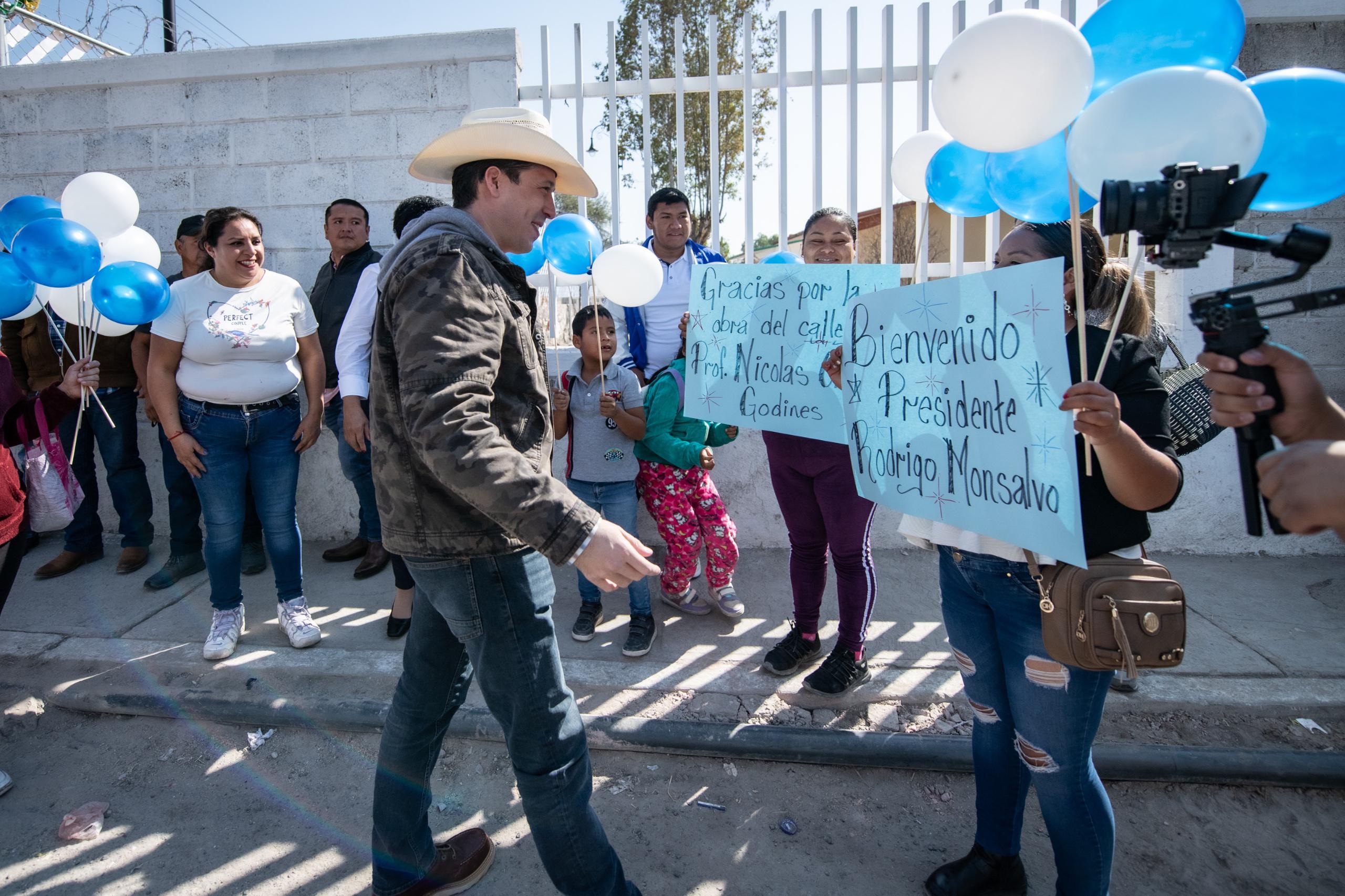 Rodrigo Monsalvo entrega obras de urbanización y de servicios en El Marqués