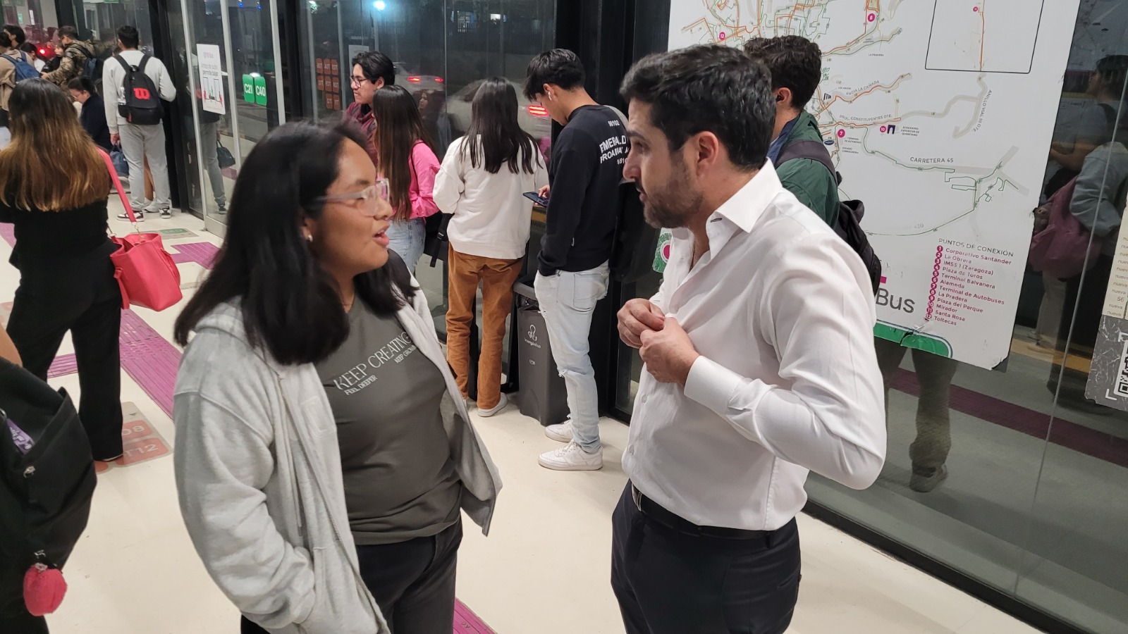 Platica Agustín Dorantes con estudiantes beneficiarios de la Tarifa Unidos