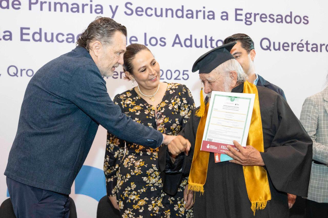 Encabeza Mauricio Kuri entrega de Certificados de Primaria y Secundaria a egresados del INEA