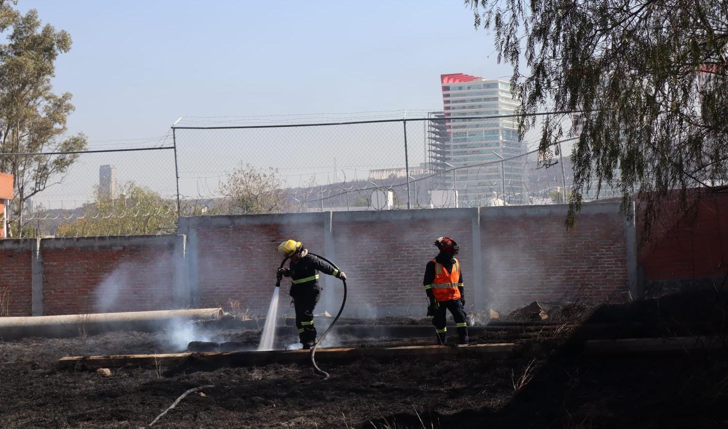 SOFOCAN INCENDIO EN BALDÍO DE COLINAS DEL CIMATARIO, QUERÉTARO.