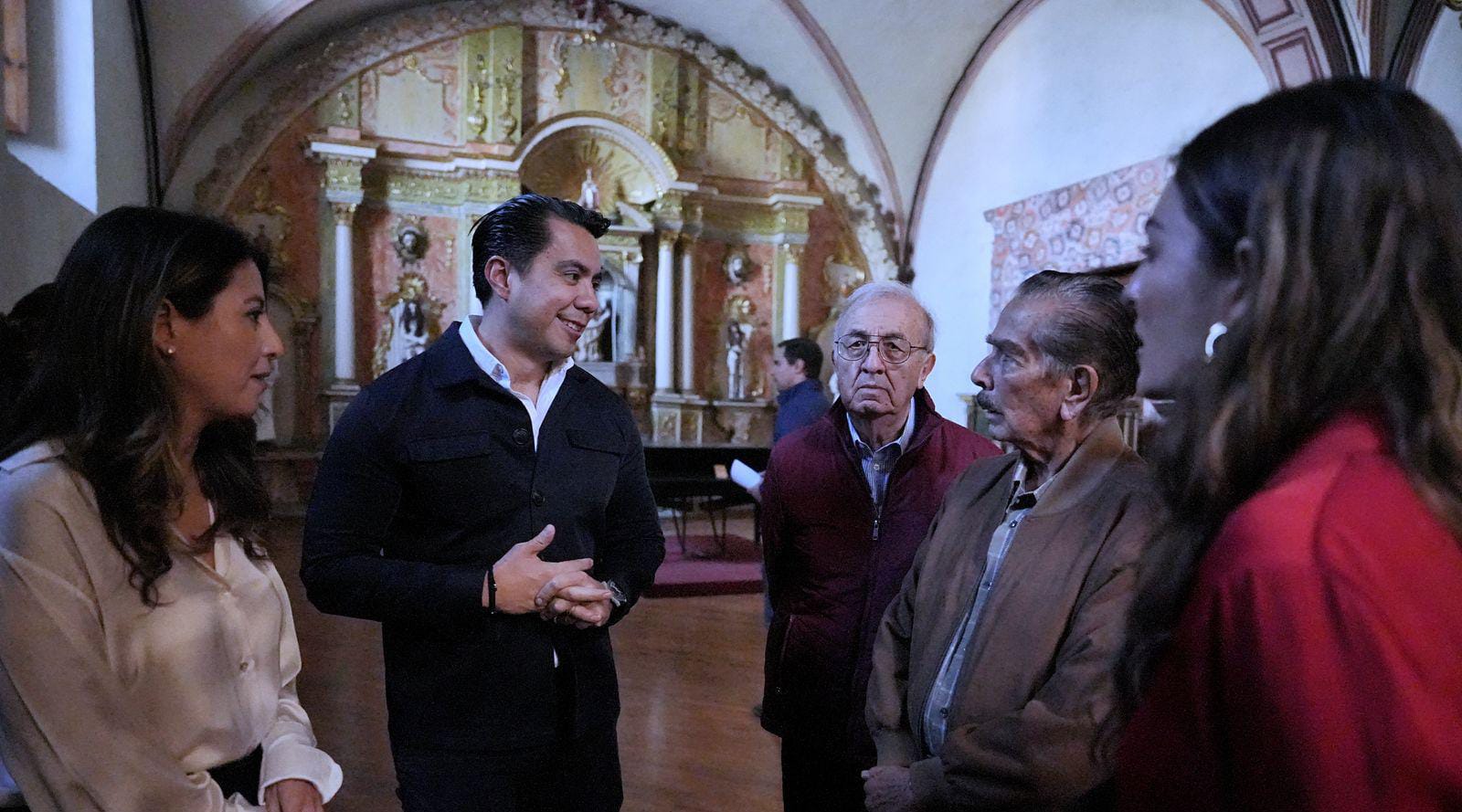 Visita Felifer Macías obra de conservación de la fachada en el templo de Santa Rosa de Viterbo