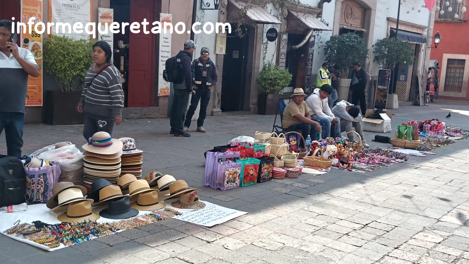 Artesanos se vuelven a instalar en el Andador 5 de Mayo en modo de protesta