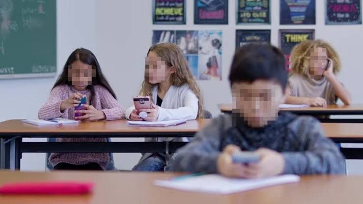 Desde este jueves quedarán prohibidos los celulares en las escuelas: Kuri