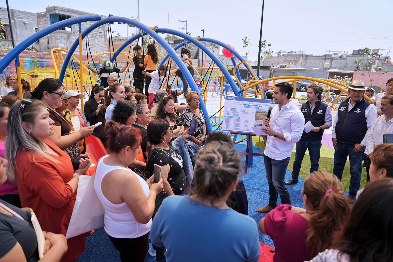 Entrega Felifer Macías rehabilitación del Parque Colinas de Santa Cruz