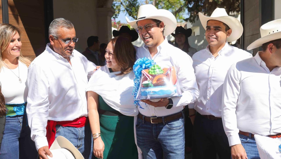 Chepe Guerrero asistió como invitado a la entrega del Tradicional Caldo de Buey