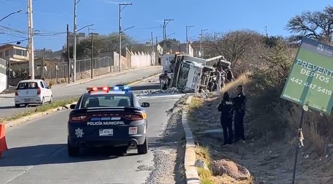 Vuelca camión en la subida a Vista Real