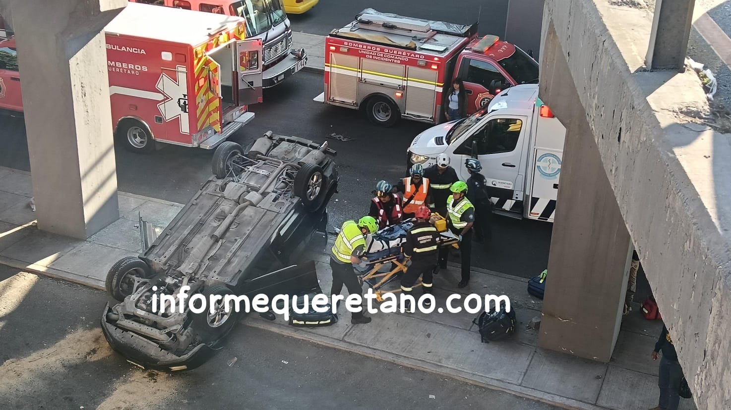 CAE VEHÍCULO DEL PUENTE DE LA 57 Y AVENIDA CIMATARIO
