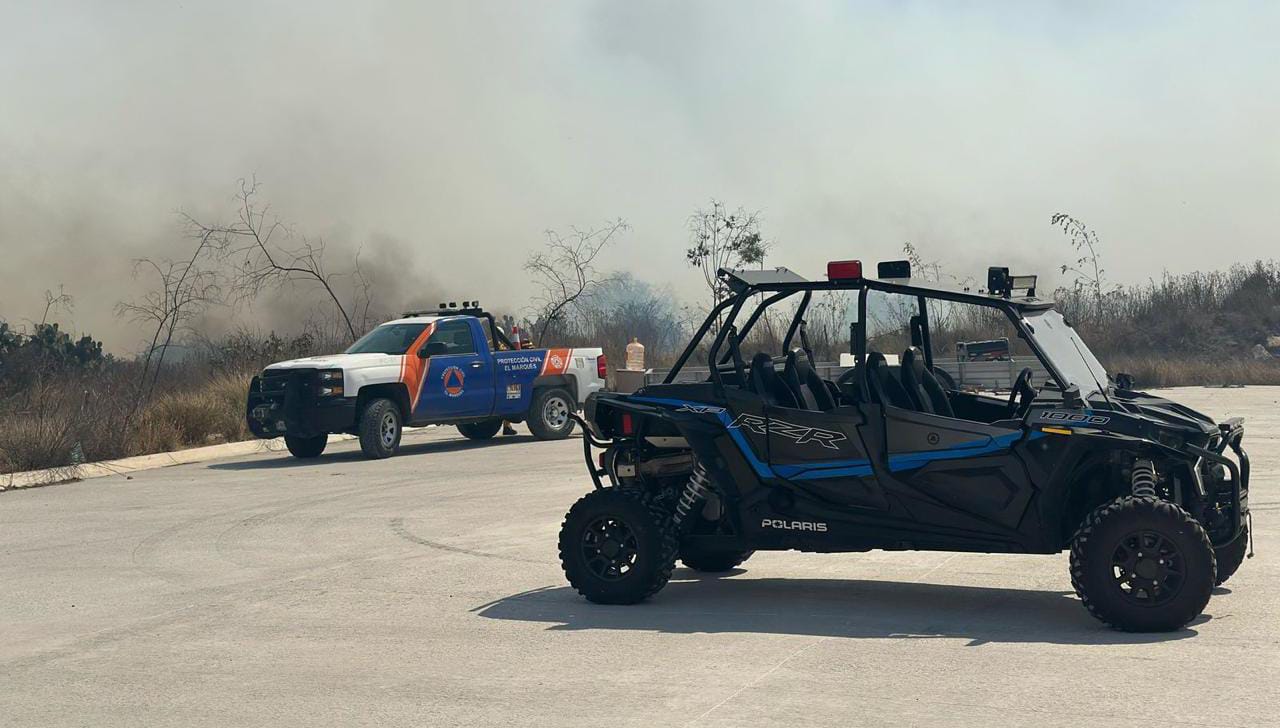 Protección Civil de El Marqués atiende incendio a un costado del Parque Industrial La Noria