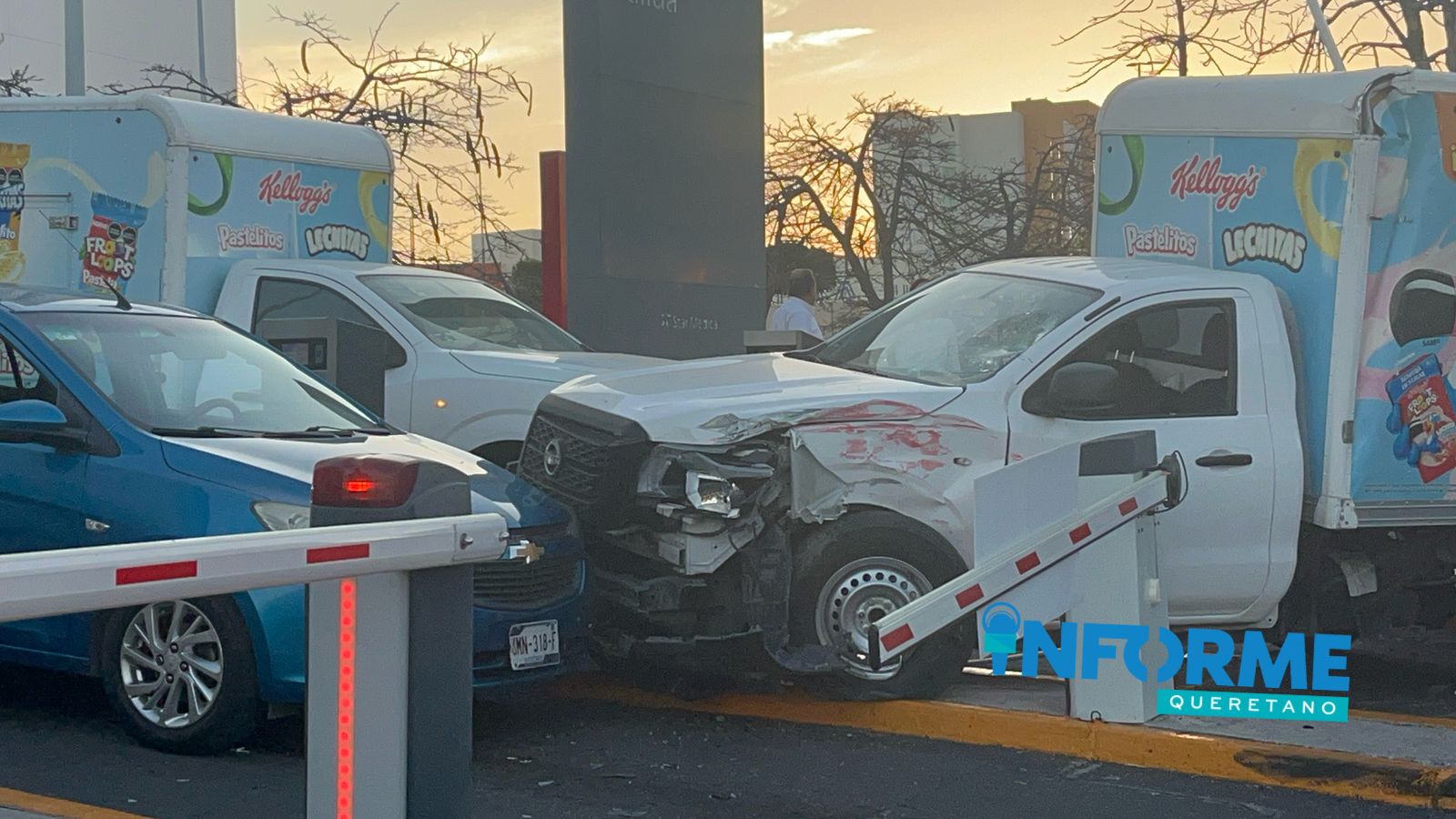 Choca ambulancia de bomberos y camioneta repartidora