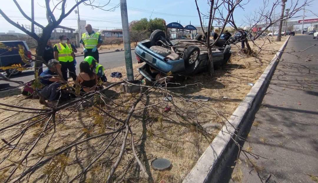 Vuelca vehículo en el Boulevard de Las Ciencias en Juriquilla