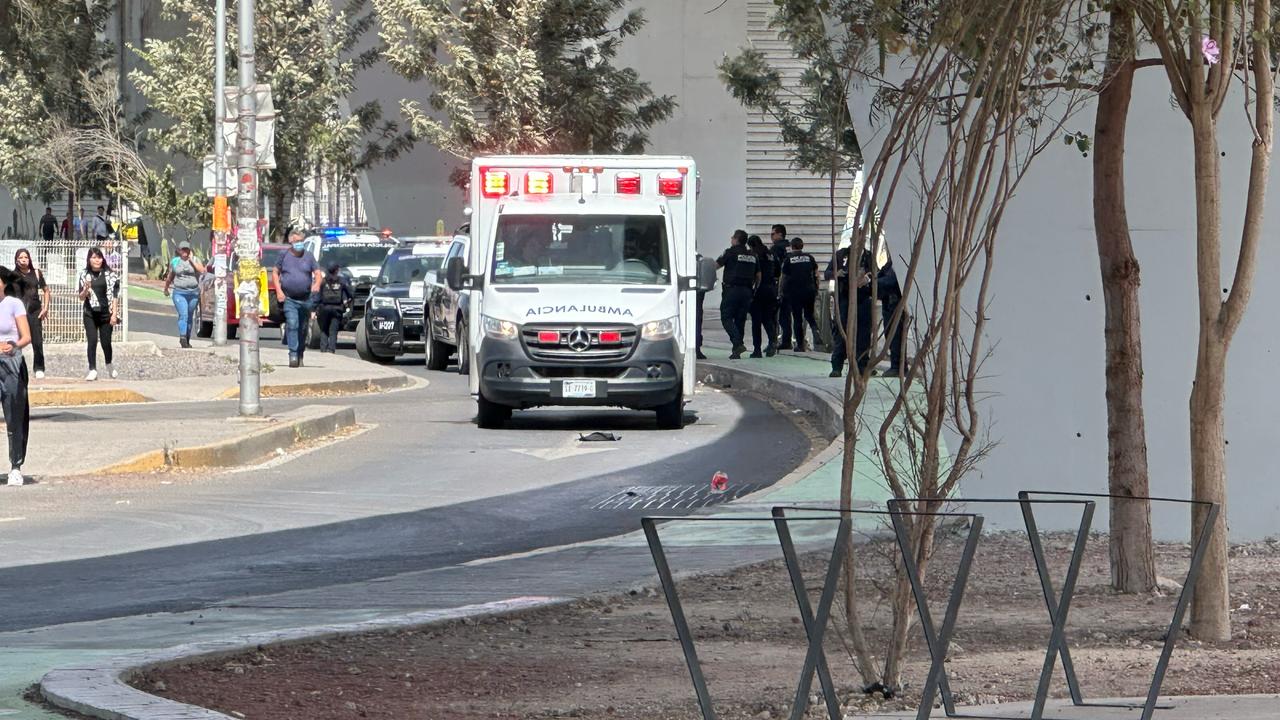 Cae adolescente de puente vehicular en el Viaducto Poniente