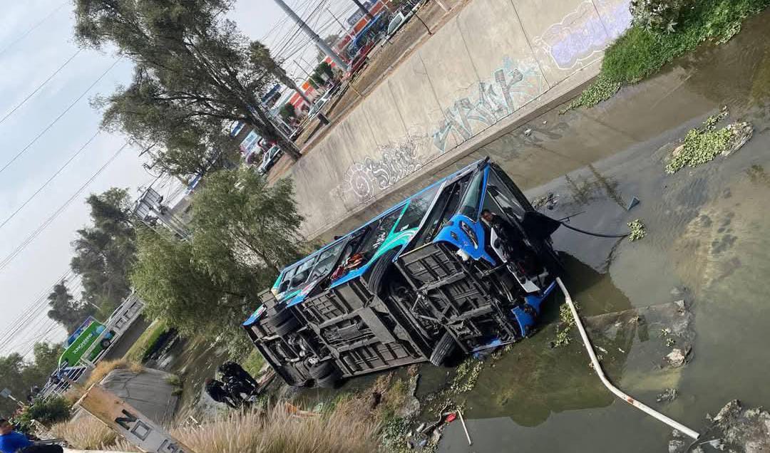 Muere segundo pasajero del accidente de QroBus que cayó a dren pluvial!