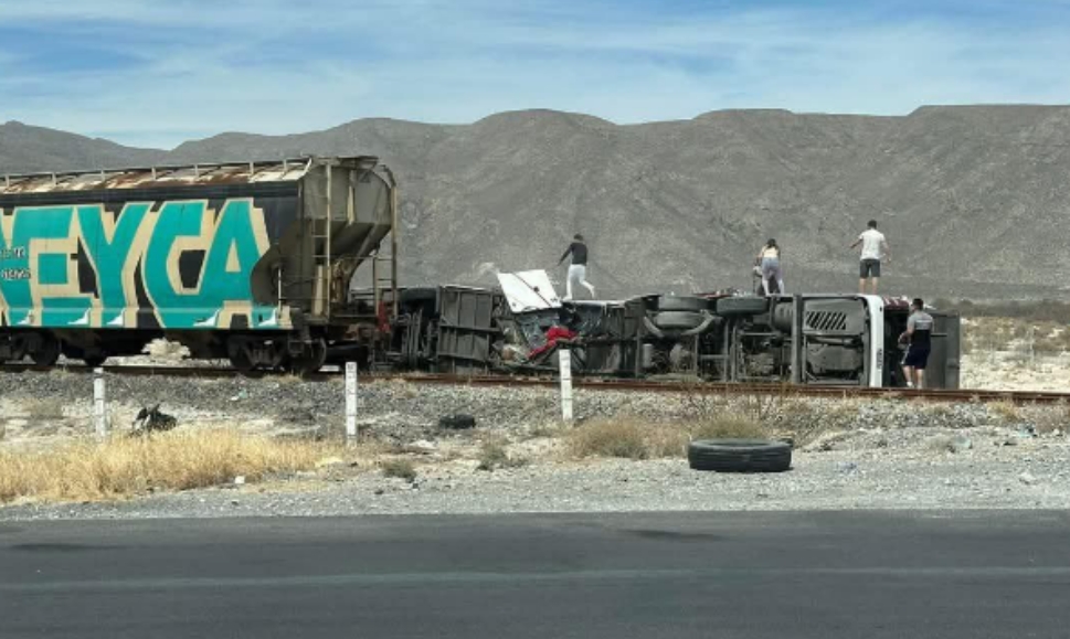 Autobús de Querétaro Tours fue embestido por el tren en Cuatro Ciénegas, Coahuila