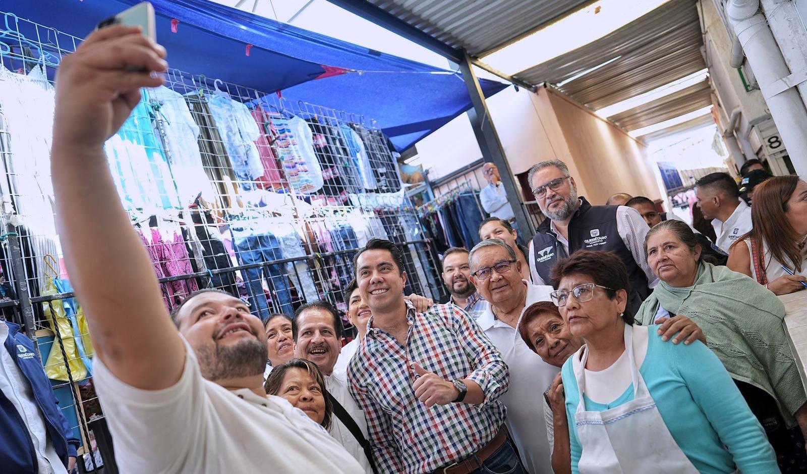 Felifer Macías refrenda su compromiso con locatarios de Satélite