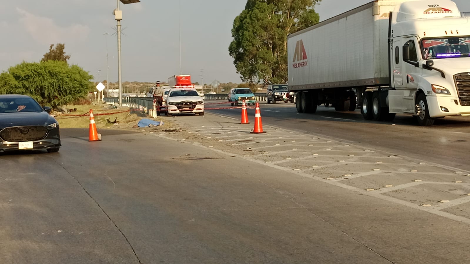 Tres lesionados y un muerto fue el saldo de una volcadura en la cerretera Mex-Qro!