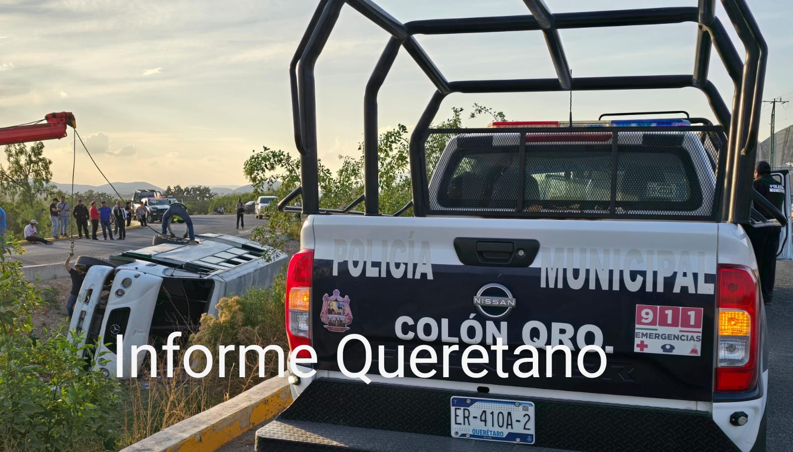 Vuelca camion personal y cae a dren pluvial en Ajuchitlan municipio de Colón!