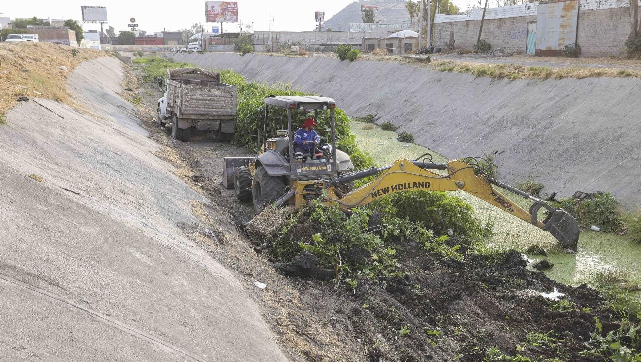 Chepe Guerrero supervisa limpieza de drenes pluviales en Corregidora
