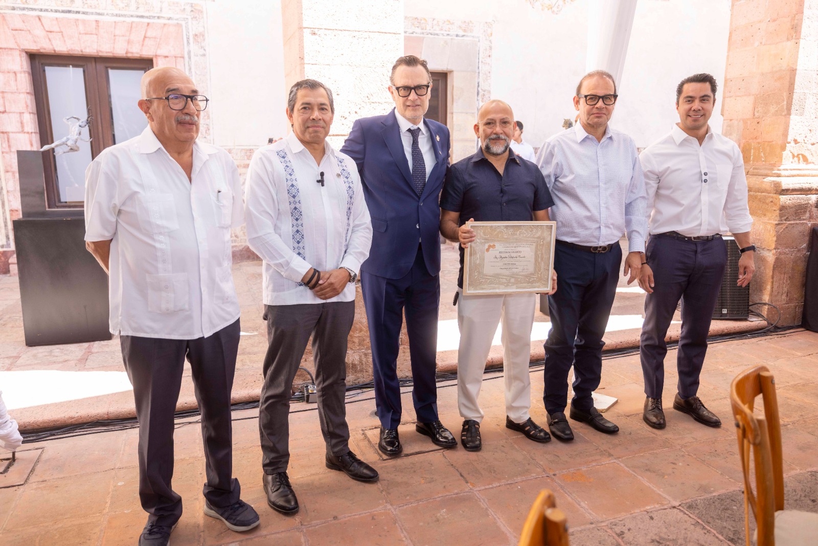 Celebra Gobernador Día de la Santa Cruz con el Colegio de Arquitectos