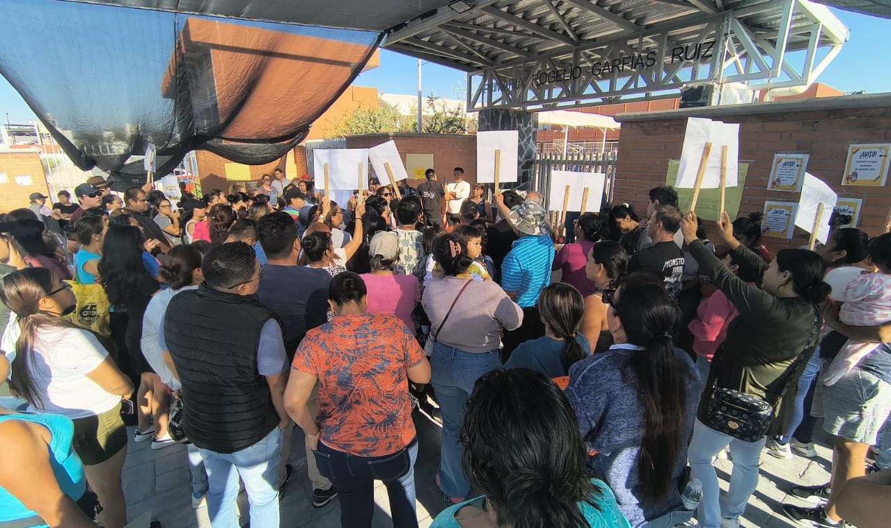 Padres Exigen Destitución Inmediata de la Directora de la Escuela Primaria Rogelio Garfias