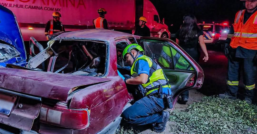 Muere un hombre en accidente entre tráiler y auto en la Carretera 57