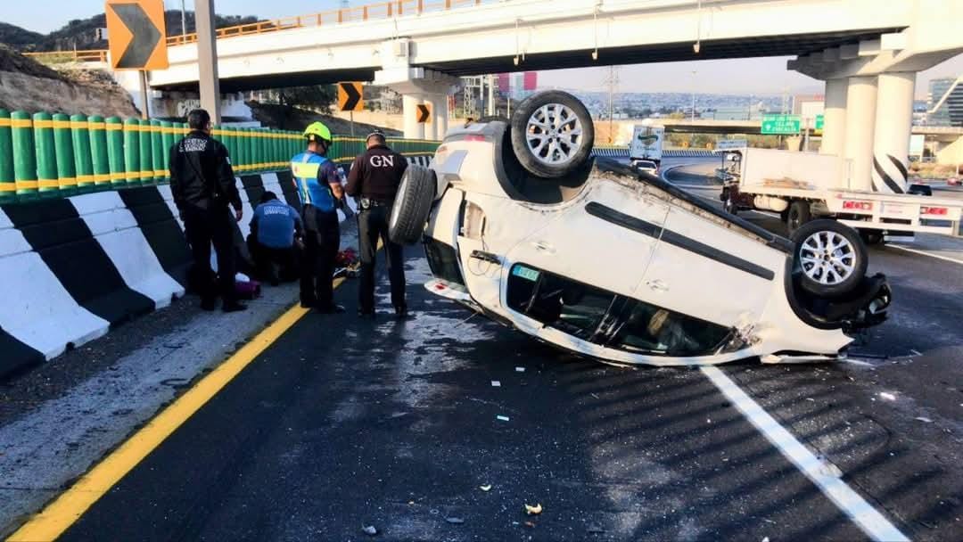 Camión de carga choca con auto y provoca volcadura en Carretera 57