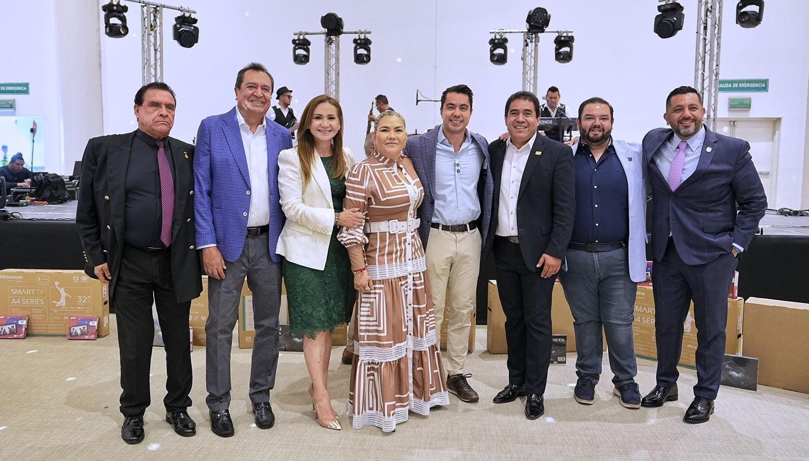 Reconoce Felifer Macías a maestras y maestros jubilados que formaron las bases del Querétaro de hoy