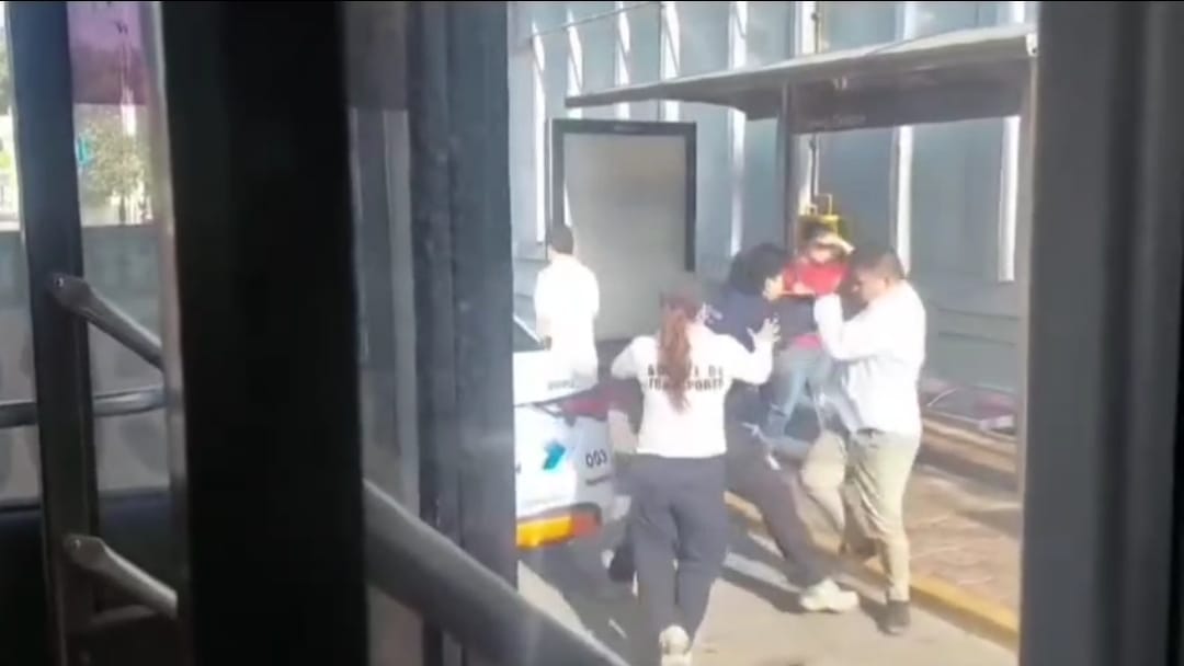Operador de Qrobus manejaba usando el Celular y al ser multado agredió a un agente de la AMEQ!