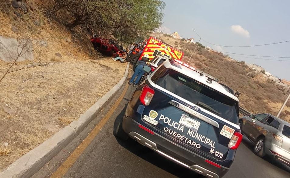 Vuelca vehículo en el Boulevard de la Nación